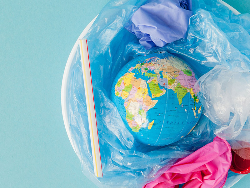 Globus ziemski wokół plastiku
