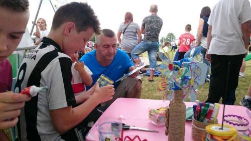 Impreza na boisku w Białołęce miała charakter sportowego spotkania rodzinnego