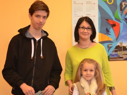 Paulinka Nawrot i Arkadiusz Łużny otrzymali od nas zestawy upominków firmowych. Na zdjęciu: z dyrektor działu gospodarki odpadami, Dagmarą Dobroć-Śnioszek.