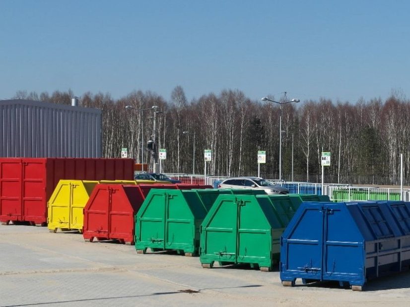 Do dużych kontenerów, ustawionych obok magazynu, można wrzucić zużytą odzież, opakowania plastikowe i metalowe, szkło