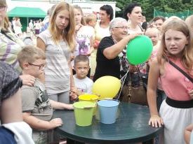 Wiaderka z konkursowymi pytaniami pustoszały z każdą minutą.