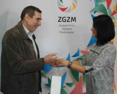 Józef Halko odbiera prezent z rąk dyrektor działu gospodarki odpadami w ZGZM Dagmary Dobroć-Śnioszek.