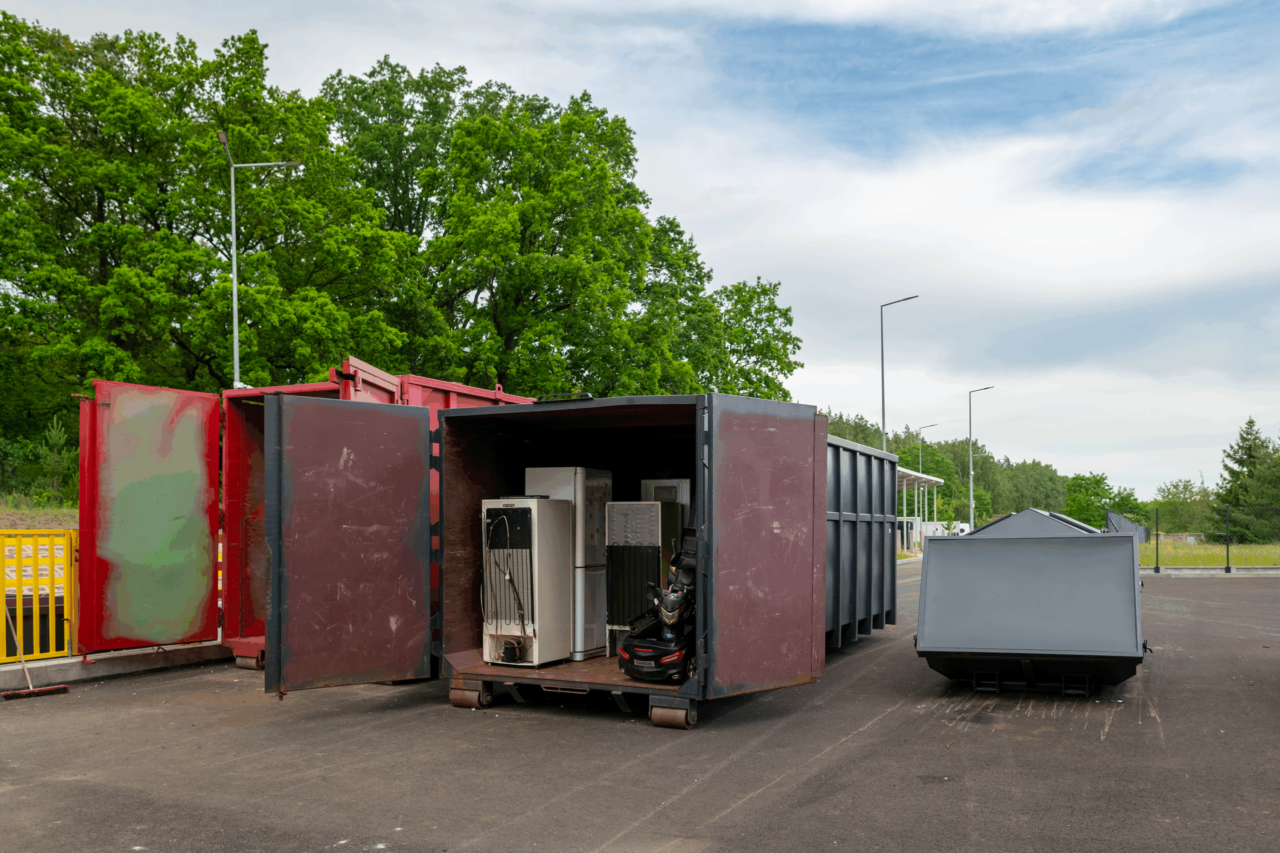 _DSC6335 elektroodpady w kontenerze