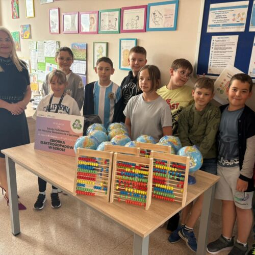 wręczenie nagród za zbiórkę elektroodpadów w szkołach