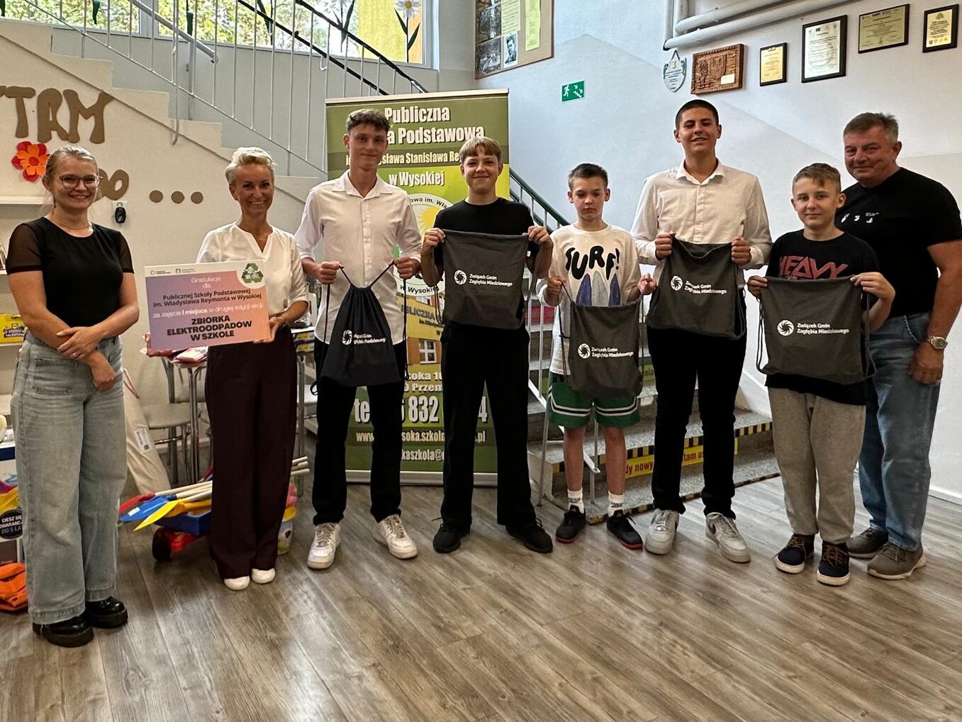 wręczenie nagród za zbiórkę elektroodpadów w szkołach