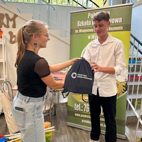 wręczenie nagród za zbiórkę elektroodpadów w szkołach