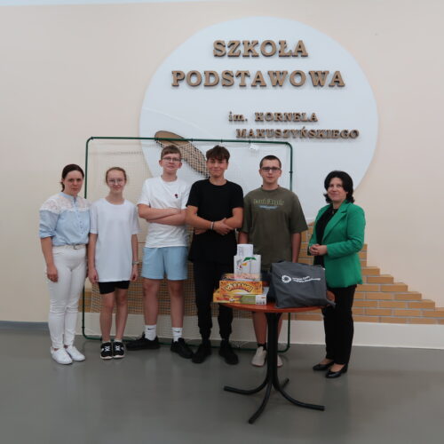 wręczenie nagród za zbiórkę elektroodpadów w szkołach