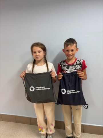 wręczenie nagród za zbiórkę elektroodpadów w szkołach