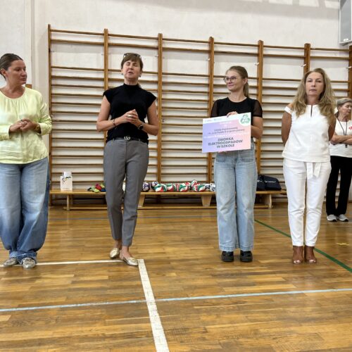 wręczenie nagród za zbiórkę elektroodpadów w szkołach