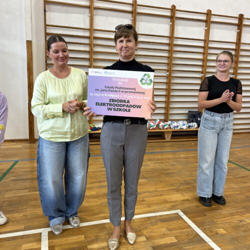 wręczenie nagród za zbiórkę elektroodpadów w szkołach