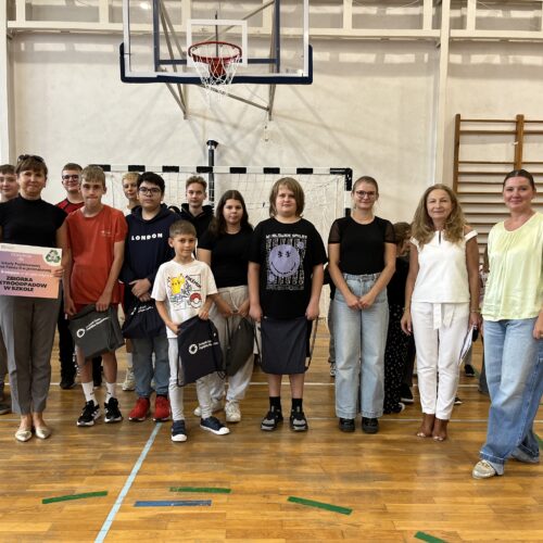 wręczenie nagród za zbiórkę elektroodpadów w szkołach